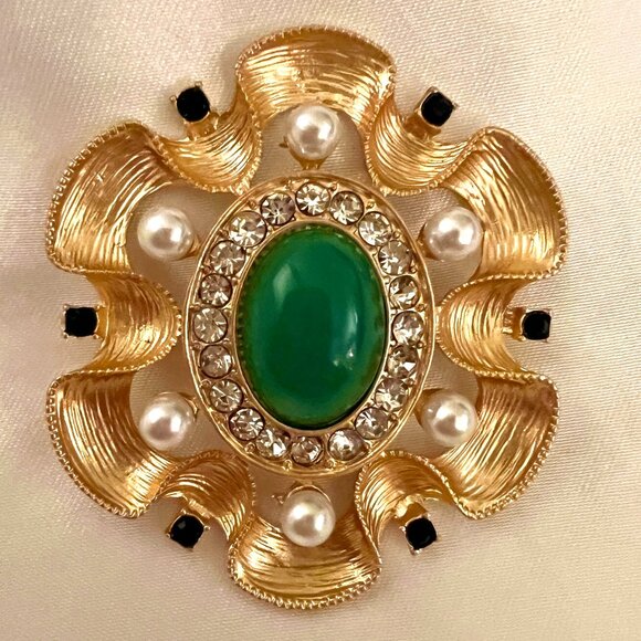 🧷Vintage Baroque-Style Brooch on Gold-Tone Metal - Pearl, Gold, Stones, Jade - Picture 1 of 5